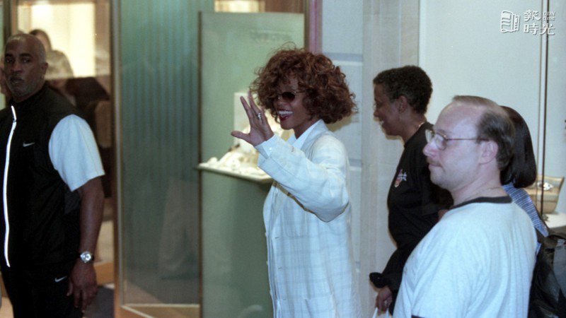 美國流行歌手惠妮休斯頓（戴墨鏡者）來台，在晶華酒店商店街逛街。圖／聯合報系資料照（1997/05/26 王宏光攝影）