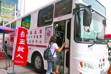 「捐血一袋，救人一命」的口號在台灣深植人心，據統計，近十年民眾捐血率逐年攀升，於2022年達到8.08%，創下歷史新高，也是世界第一。 聯合報系資料照