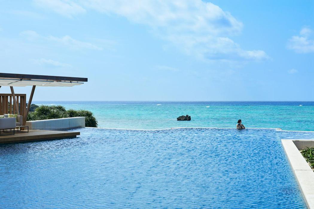 日本獲得第一名的奢華飯店泳池是虹夕諾雅 沖繩，無邊際泳池景觀直接延伸入海。 圖／...