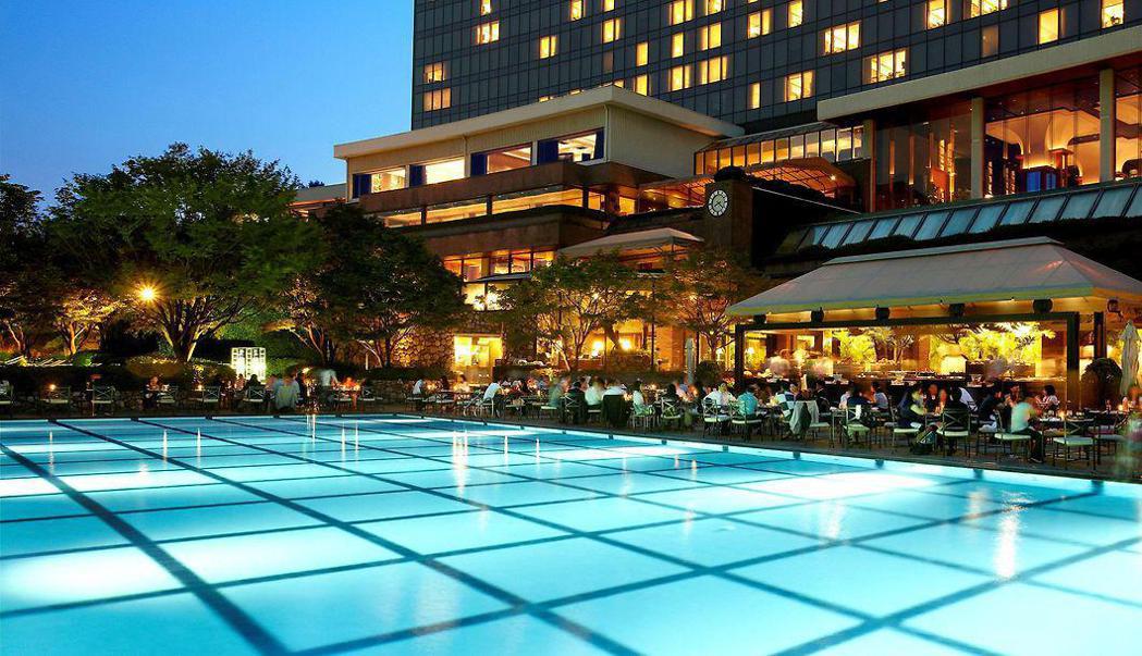 首爾君悅酒店的泳池有絕佳視野，還有燒烤餐廳及週末演奏。 圖／首爾君悅酒店官網
