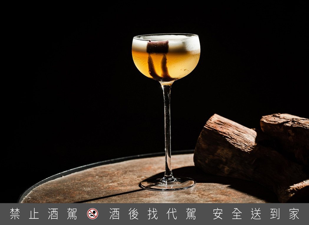 南韓調酒教父的Kim Bongha，選用台灣烏龍茶與裸鑽雪莉相互搭配出和諧的傑作...