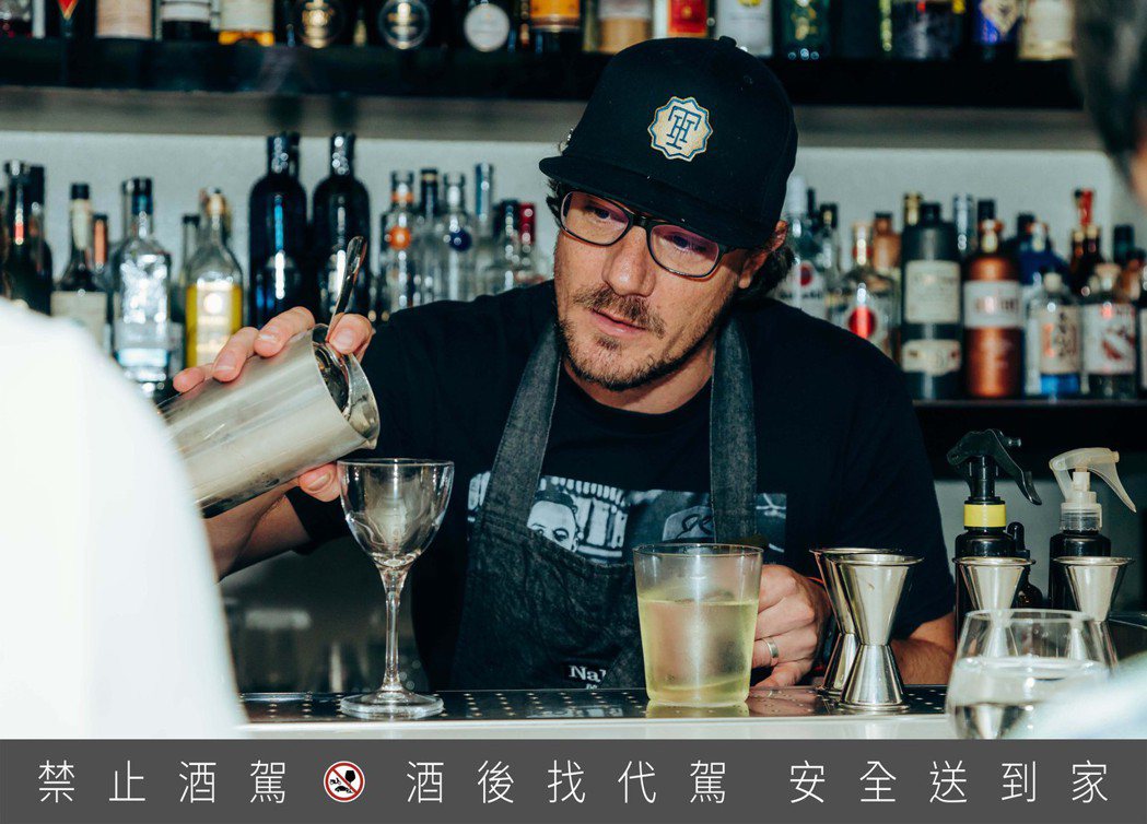 來自馬來西亞的Joshua，將調酒以創新方式揉入馬來西亞當地特色。台灣愛丁頓/提...