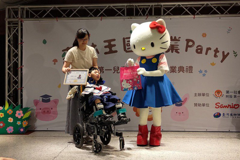第一社會福利基金會附設私立第一兒童發展中心31日舉辦早療幼兒畢業典禮，日本三麗鷗家族人氣明星角色Hello Kitty（凱蒂貓）也到場獻上滿滿祝福。（第一社會福利基金會提供） 中央社