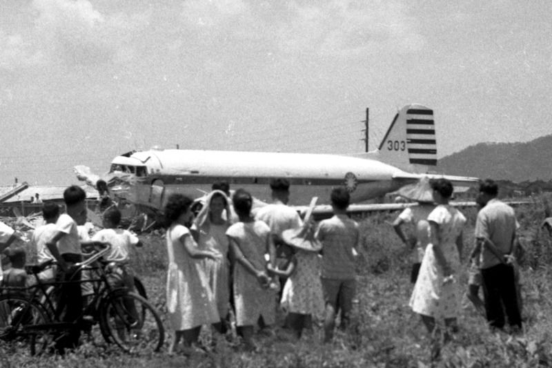 1958年8月1日，空軍303號「忠勇」號專機在台北松山機場上空做試飛飛行時故障，墜毀於市郊長春路龍江街203巷。圖為失事現場情景。圖／聯合報系資料照片