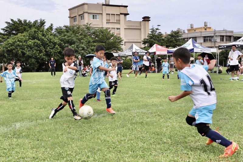 台中市政府昨天在清水牛埔仔運動公園舉辦「社區足球節」。圖／校園社區運動聯盟協會提供