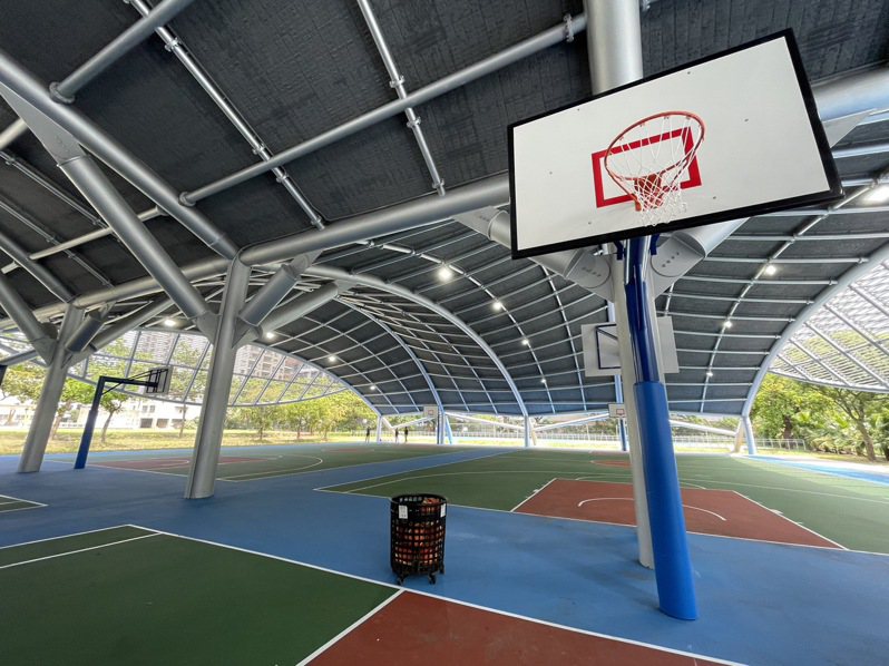 「北高雄青少年籃球基地」是全台最大座薄殼式風雨球場。記者徐如宜／攝影