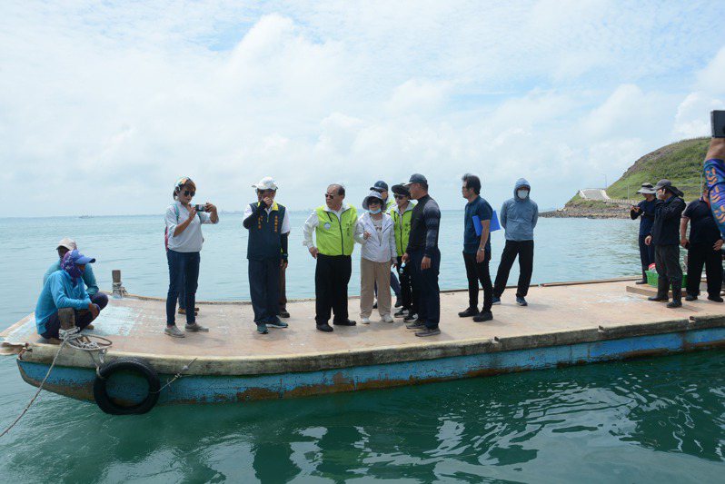 澎湖縣長陳光復（左四）勘察颱風對澎湖造成的災情。圖／澎湖縣政府提供