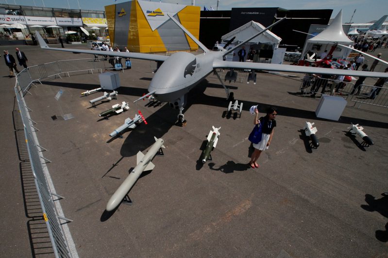 大陸宣布新的無人機出口管制措施。圖為航空展中展出的大陸「翼龍二號無人機」。（路透）