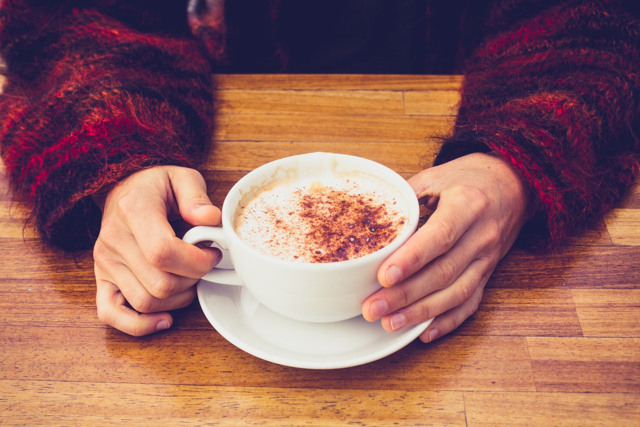 研究人員發現，每天喝4杯咖啡以上的女性，罹患子宮癌的機率可降低25％。除了女性以外，男性喝咖啡也有好處。圖／ingimage
