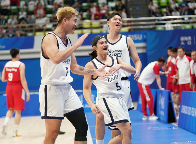 Chinese Men’s Basketball Team Surprises Fans with Victory over Mainland China at World Universiade Preliminaries