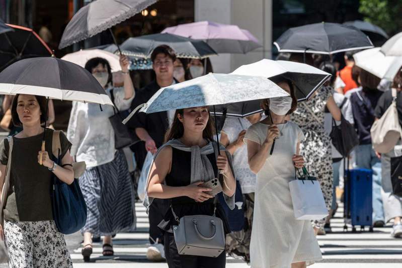 日本夏季熱翻了，連日出現「災害級高溫」，許多民眾出門在外都須防範中暑。法新社