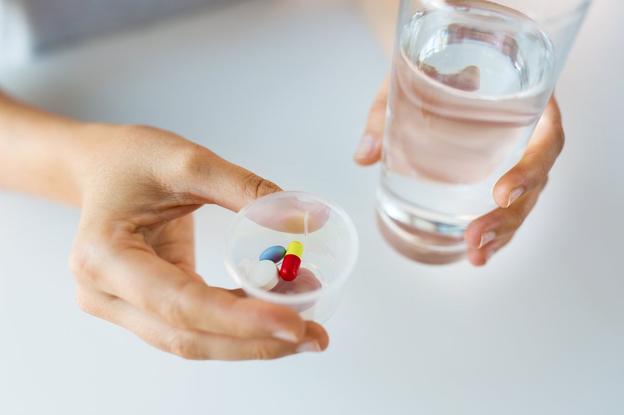服用抗凝血劑很容易與其他藥品或食品產生交互作用，而影響藥品的吸收與代謝。