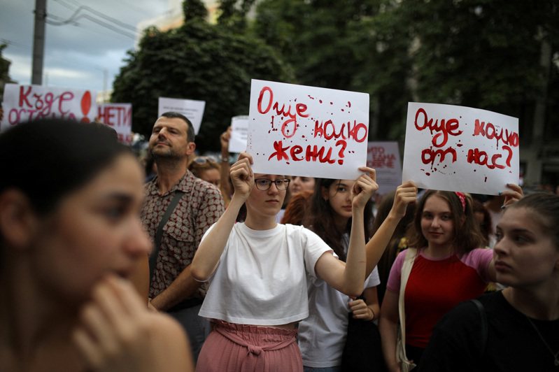 保加利亞數以千計人，今天上街抗議女性遭受暴力。 路透