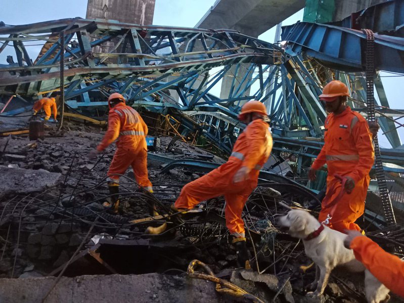印度西部金融重鎮孟買市郊一條正在建設的高速公路今天發生起重機倒塌意外，至少有17名工人慘遭壓死。美聯社