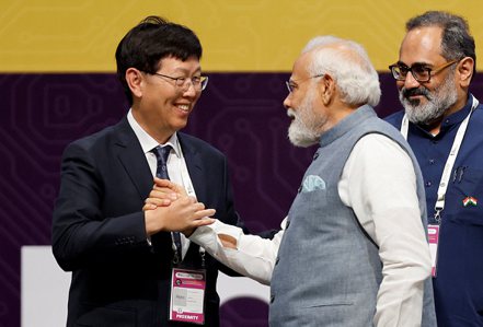 鴻海傳出要再投5億美元到印度多蓋兩座零組件廠。圖為鴻海董事長劉揚偉（左）7月28日參與「SemiconIndia 2023」活動與印度首相莫迪握手。路透