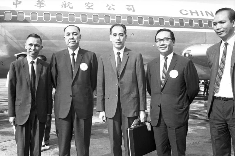 1968年8月2日旅港名音樂家黃友棣（中），下午三時四十分搭乘中華航空班機自港來台。圖／聯合報系資料照片