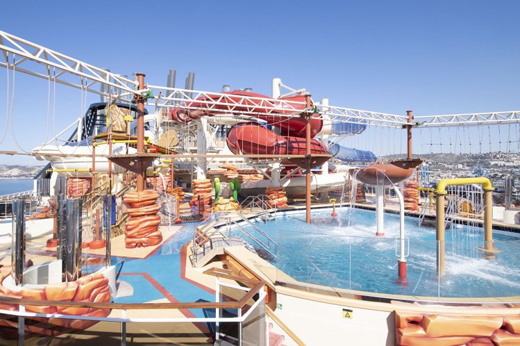 亞利桑那水上樂園設有適合全年齡段的各式特色泳池及滑水道。圖／MSC地中海郵輪提供