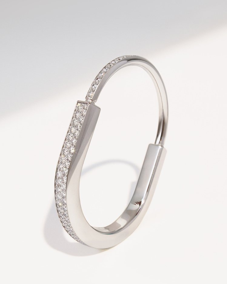 Tiffany Lock 18K白金舖鑲鑽石手鐲，128萬元。圖／Tiffany提供