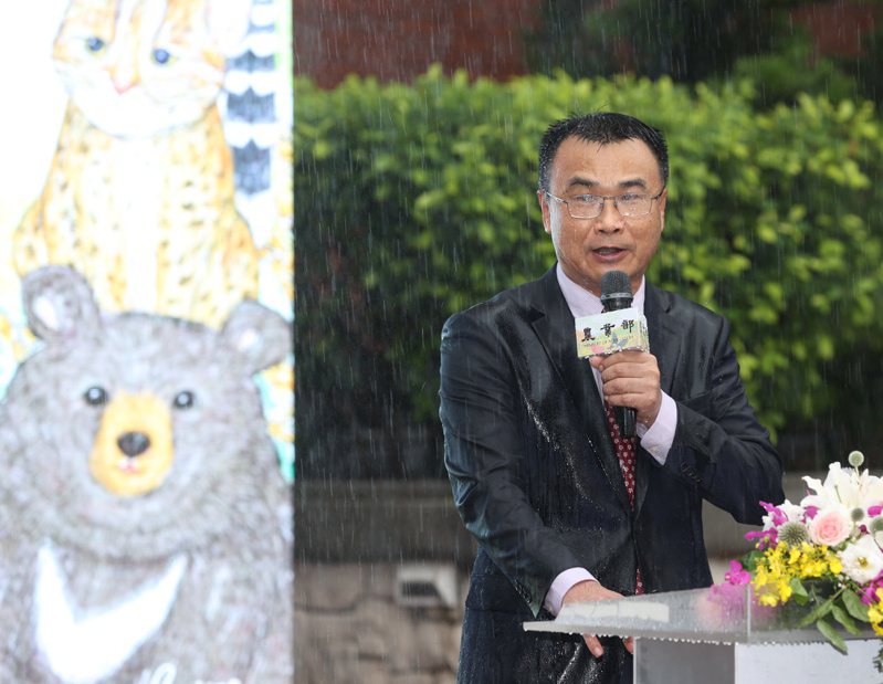 農業部1日成立，首任部長陳吉仲刻意不撐傘在大雨中致詞。記者林澔一/攝影
