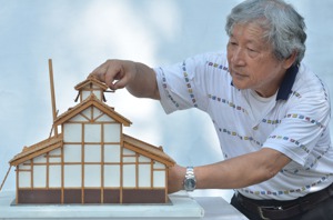 80歲國寶級袖珍建築模型工藝師陳振龍是「頂真」的 能工巧匠。圖／森林走走吧工作室提供