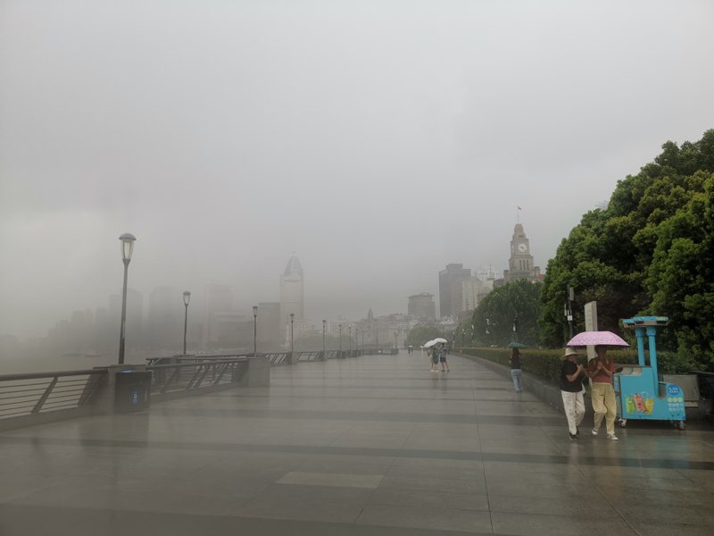 上海1日上午已經感受到短時強降水威力，外灘觀景台遊客匆忙躲避。記者林宸誼／攝影