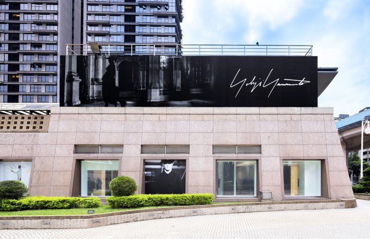 Yoji Yamamoto全新專門店位於微風廣場市民大道，交通位置醒目便捷。圖／台灣君梵提供