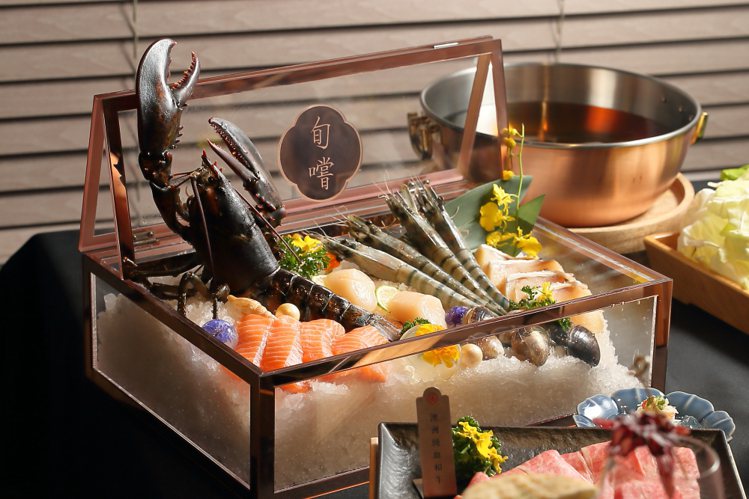 4人套餐的海鮮食材，會以「海鮮寶盒」的型態上桌，共計有3種海鮮選擇。記者陳睿中／攝影