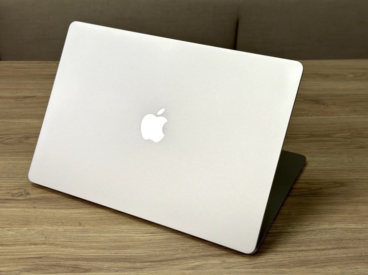 15吋MacBook Air外觀延續13吋機種的極致纖薄設計。記者黃筱晴／攝影