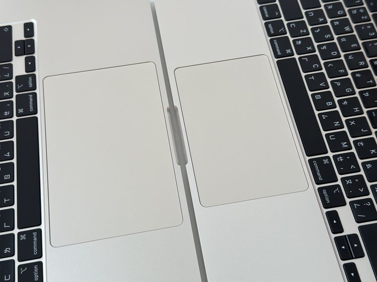 與13吋機種相比，15吋MacBook Air的觸控板明顯大了許多。記者黃筱晴／攝影