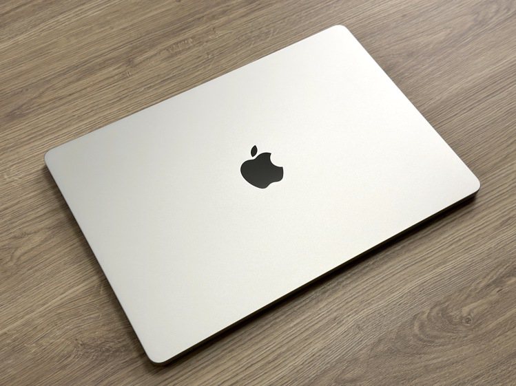 搭載M2晶片的15吋MacBook Air正式在台上市，提供午夜色、星光色、銀色和太空灰色4種色彩，建議售價42,900元起。記者黃筱晴／攝影