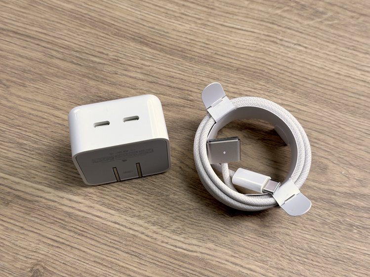 購買時建議可選擇35W雙USB-C快充頭，MagSafe編織充電線與機身顏色相同，美感細節滿分。記者黃筱晴／攝影