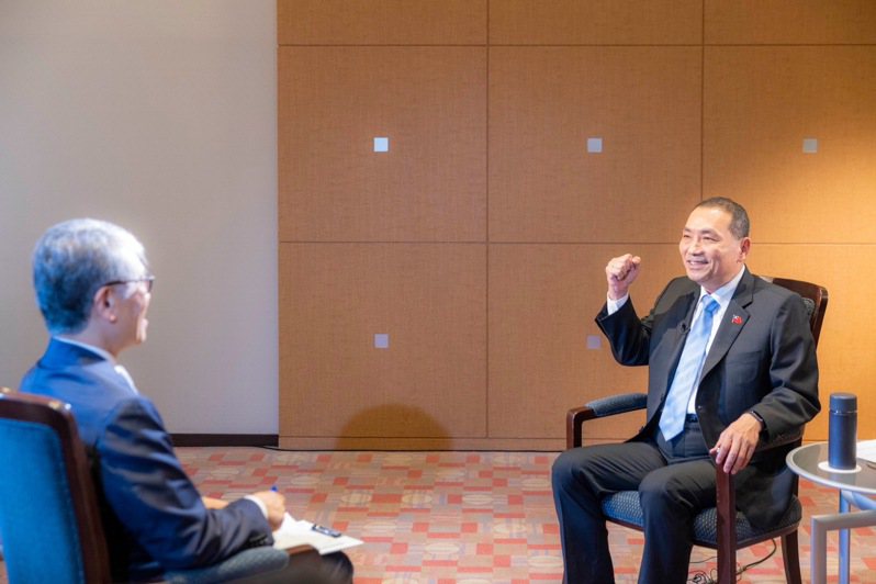 國民黨總統參選人侯友宜今日在東京接受日本媒體專訪。圖／侯友宜競選辦公室提供
