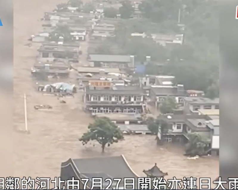 河北涿州大水淹到四米高。（微博照片）