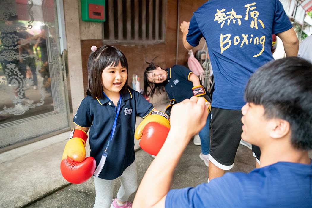 台灣諾和諾德員工帶著家庭成員，一同來到部落體驗拳擊，由熱原拳擊隊的少年親身教學。...