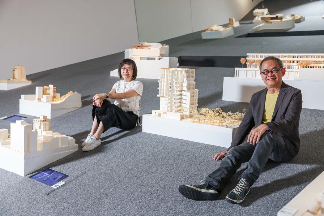 郭旭原(右)與黃惠美「時間的空間」展覽，是兩人25年的回望與再次凝視。記者吳致碩...