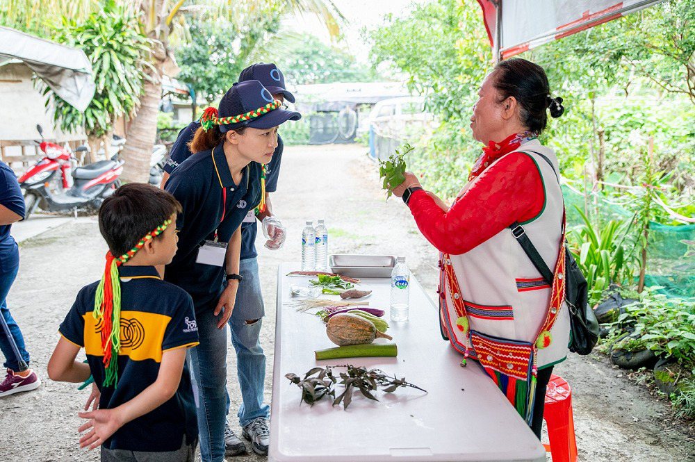  CSR Day當天由部落居民親自導覽、介紹原住民的生活文化，像是講解飲食中常見...