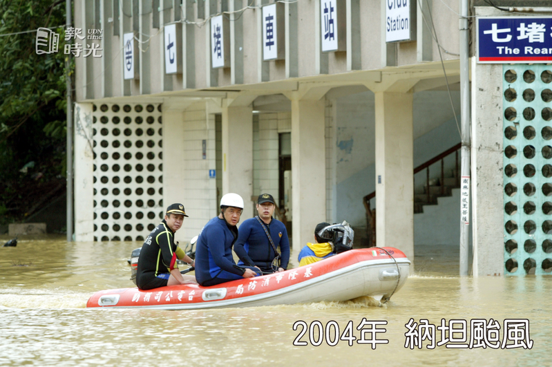 納坦颱風造成的強風豪雨，讓基隆七堵火車站附近昨天又淹水，消防局的救生艇來回巡視有無居民受困。圖／聯合報系資料照(2004/10/25  蔡育豪攝影)