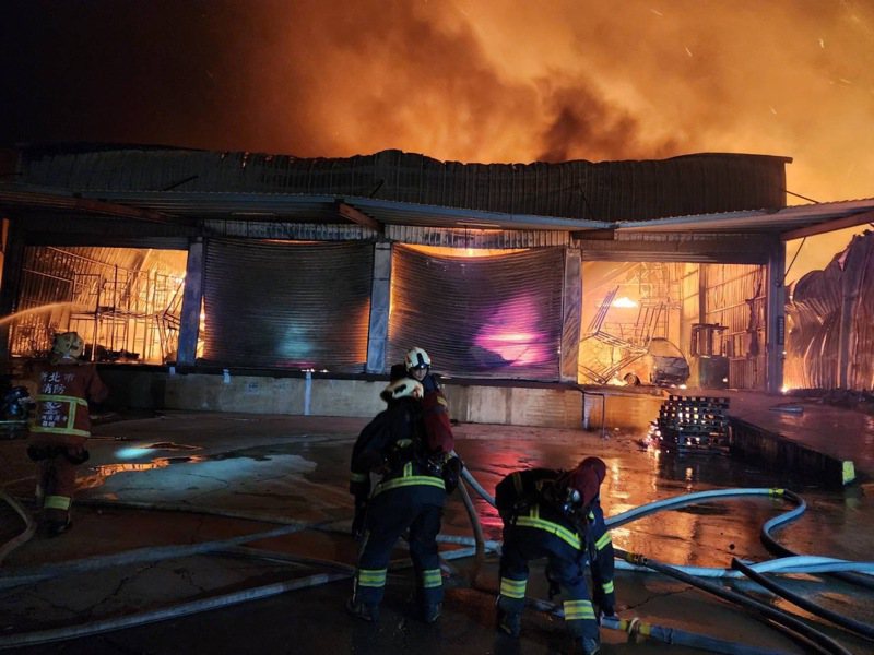 PChome位於新北市林口區湖子路的倉庫「網家速配林口運務所」，昨晚七時卅分起火後全面燃燒。圖／林昭彰翻攝