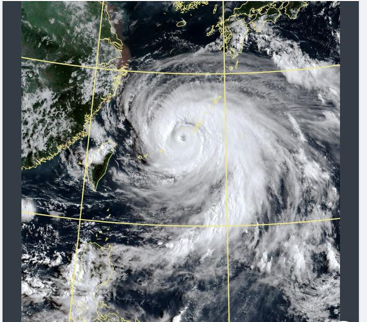 氣象局前局長鄭明典貼文和照片指出，卡努颱風有長命颱風的條件。擷取自鄭明典臉書