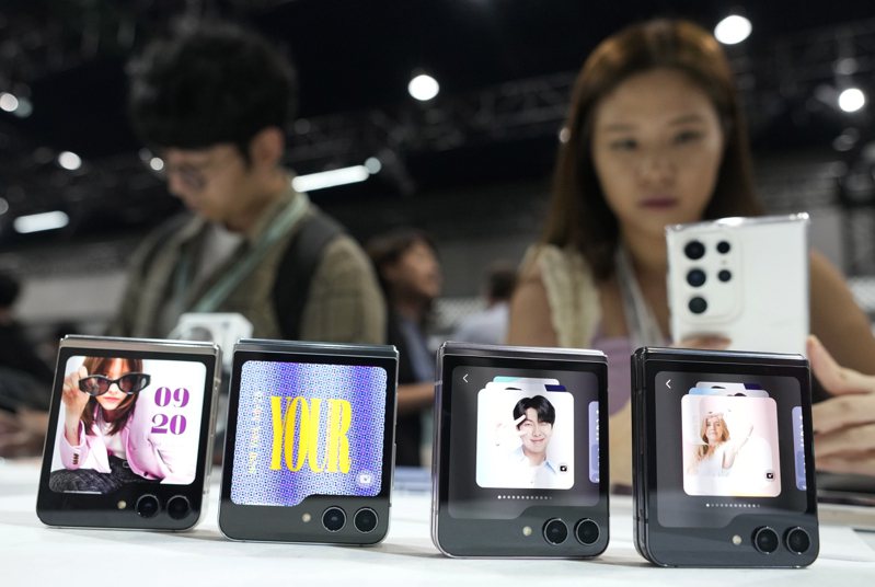 南韓媒體報導，三星電子最新款折疊手機Galaxy Z Flip 5與Fold 5預購銷量激增，達到上一代款式的兩倍。美聯社