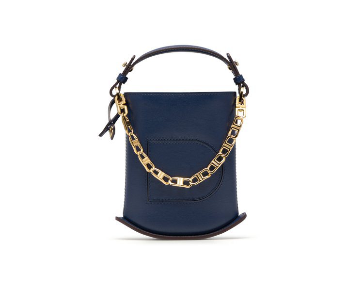 Pin Éclat包子夜藍色款，閃耀的金屬鍊條，讓包款添增了一份都會輕奢氣息。圖／Delvaux提供