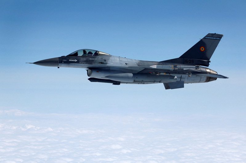 烏克蘭總統澤倫斯基與歐洲國家官員曾公開表示，烏克蘭飛官駕駛F-16的培訓預計在8月展開。但美國知情官員透露，還在等待歐洲官員提出最終計畫。資料照片。路透