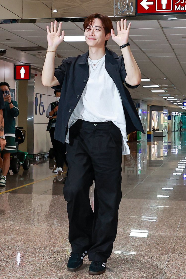 男團2PM成員李俊昊抵台，身穿adidas Originals深藍色襯衫內搭白色T恤，以及工裝長褲與SAMBA鞋款，還混搭了PIAGET珠寶和腕表。記者黃仲明／攝影