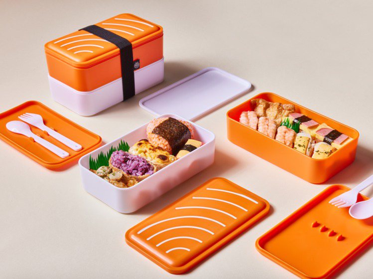爭鮮推出「鮭魚造型雙層餐盒」。圖／爭鮮提供