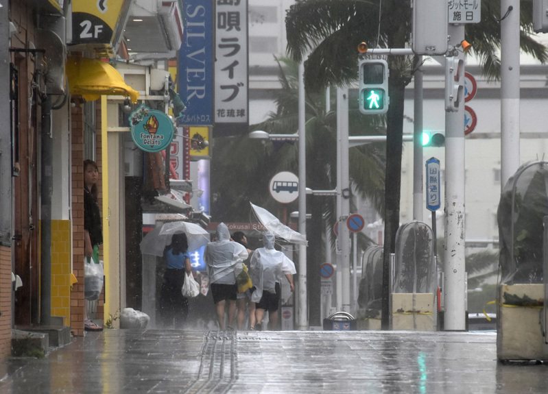 颱風卡努2日侵襲日本沖繩那霸市，帶來強風豪雨。歐新社
