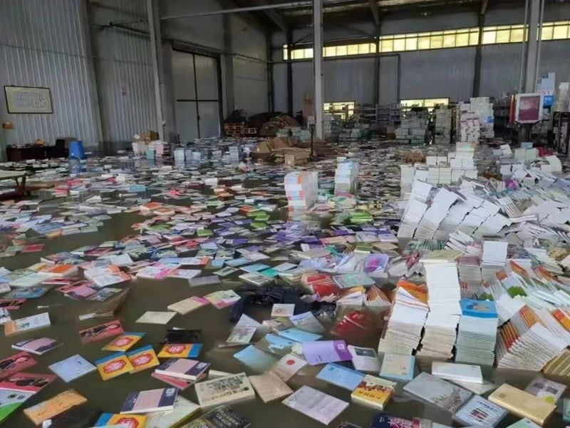 大陸出版業重要的圖書庫存基地位於河北涿州，因暴雨導致不少書庫泡水全毀，其中包含絕版書。（圖／取自「南風窗」微信公眾號）
