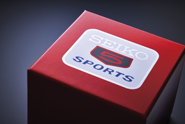 Seiko 5 Sports 55周年復刻限定腕表，外盒則採用了與初代表款包裝相同的標誌與配色。圖／Seiko提供