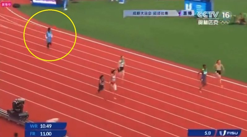 索馬利亞女將參加田徑100公尺，以超過21秒成績完賽讓人傻眼，開跑後就一路墊底。 截圖自影片