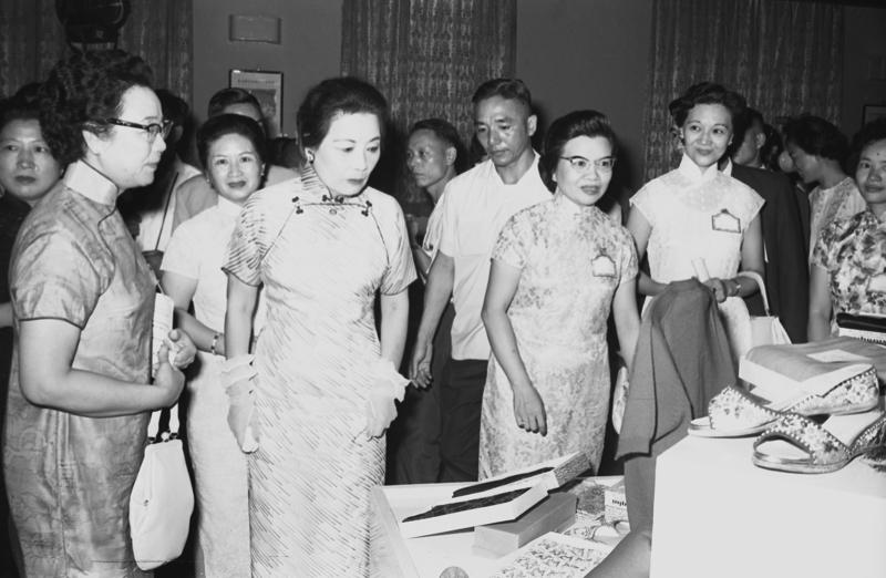 1962年8月4日，蔣總統夫人宋美齡（前排左二）在「救助大陸逃奔自由祖國難胞獎券」獎品展覽會揭幕式後，參觀了陳列在會場內的各項獎品。圖／聯合報系資料照片