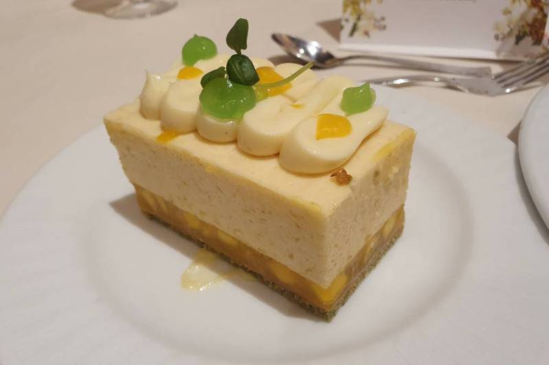記者會上推台灣芒果，愛文芒果慕斯綠茶海綿蛋糕，使用台灣愛文芒果醬。圖／農業部提供